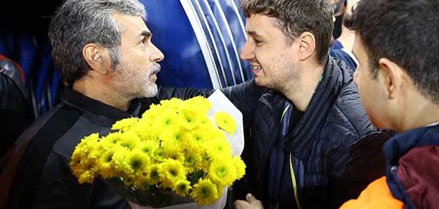 Fenerbahçe taraftarından Aykut Kocaman’a çiçek