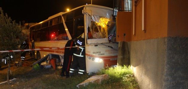 Kamyonetle çarpışan halk otobüsü evin balkonuna girdi: 5 yaralı