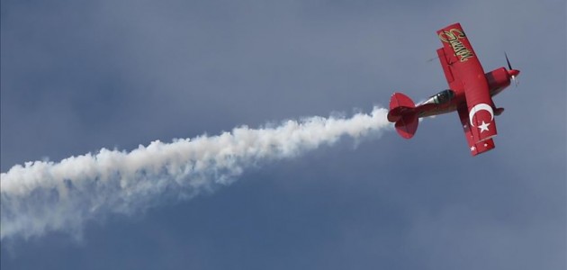 Kadın akrobasi pilotundan Cumhuriyet Bayramı’na özel gösteri