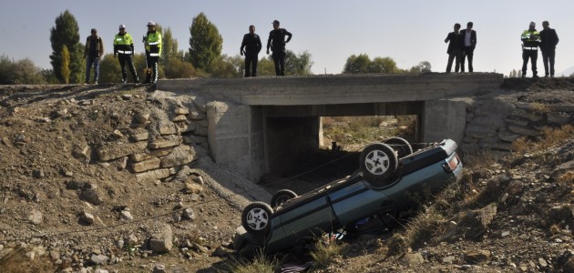 Konya’da otomobil dere yatağına yuvarlandı: 3 yaralı