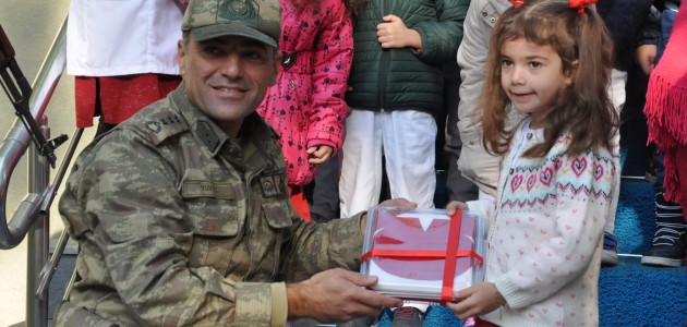 Konya’da şehit kızı kendisine emanet edilen Türk bayrağını komutana verdi