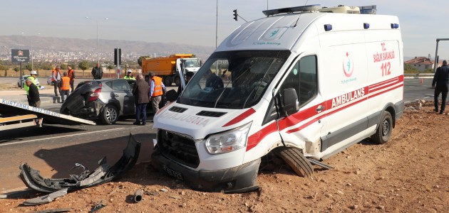 Ambulans ile otomobil çarpıştı: 7 yaralı