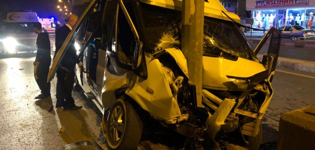 Servis minibüsü direğe çarptı: 10 yaralı
