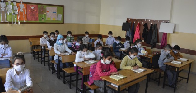 Lösemi hastası Birgül’e destek için tüm okul maske taktı