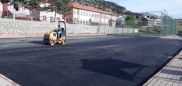 Derebucak Belediyesi okul bahçelerini asfaltla kaplıyor