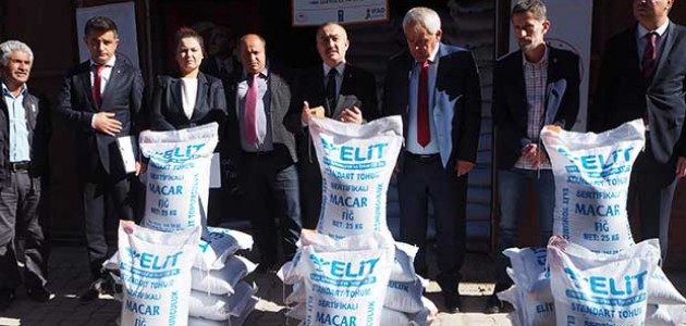 Bozkır’da çiftçilere ücretsiz Macar Fiği tohumu dağıtıldı