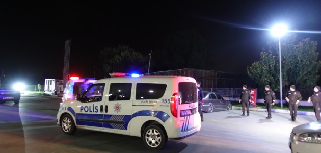 “Dur“ ihtarına uymayan şüphelilerin ateş etmesi sonucu bir polis yaralandı