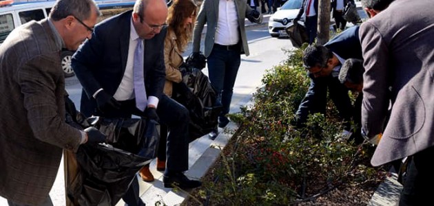 Belediye başkanı ve meclis üyeleri caddelerde çöp topladı