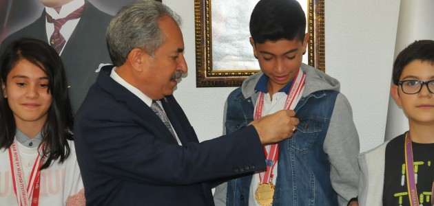 Başkan Akkaya’dan şampiyon sporcuya altın