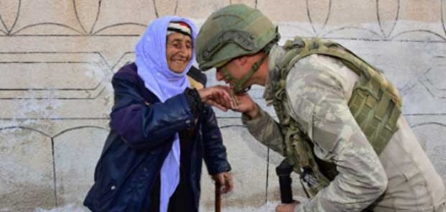 MSB, Mehmetçiğin Rasulayn’daki yaşlı kadının elini öptüğü anın fotoğrafını paylaştı