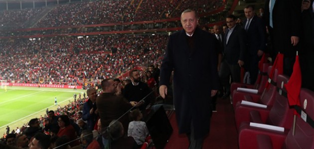 Cumhurbaşkanı Erdoğan, soyunma odasında millileri kutladı