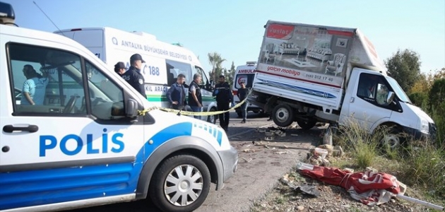 Yol kenarında çilek satan çocuk kamyonetin altında kalarak öldü