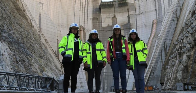 Türkiye’nin en yüksek baraj inşaatına ’kadın eli’