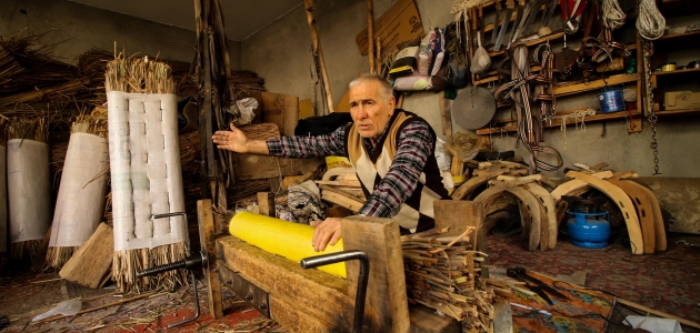 Konyalı Muammer usta 62 yıldır hasır yastık üretiyor