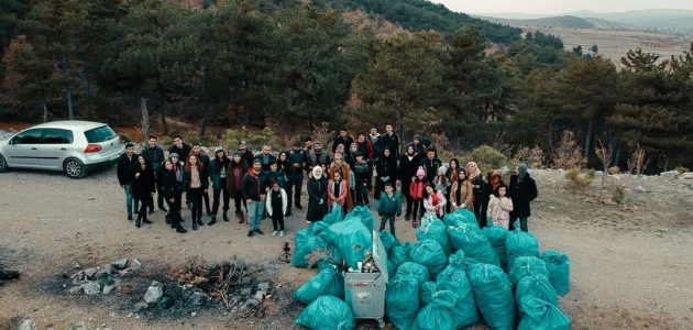 Konya’da aileler çocuklarıyla 1 ton çöp topladı