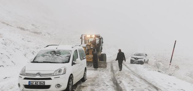 Tunceli’ye mevsimin ilk karı: Yollar kapandı, araçlar yolda kaldı