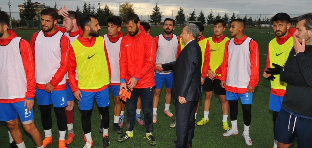 Başkan Akkaya’dan Akşehirsporlu futbolculara baklava