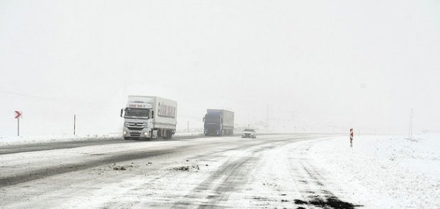Van’da kar ve tipi nedeniyle 28 yerleşim yerinin yolu kapandı