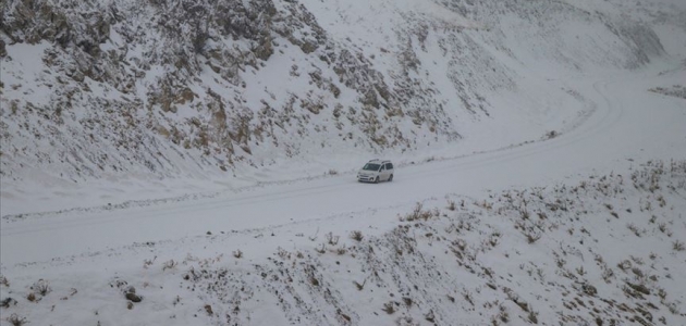 Van’da kar ve tipi nedeniyle kırsaldaki 11 mahalle yolu ulaşıma kapandı