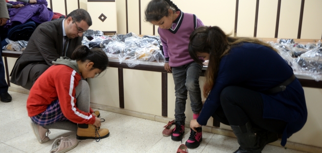 Mehmetçik’ten “Çocuklar Üşümesin“ kampanyasına mont ve botla destek