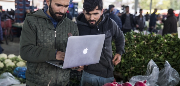 Konya’da pazarcılar AA’nın “Yılın Fotoğrafları“ oylamasına katıldı