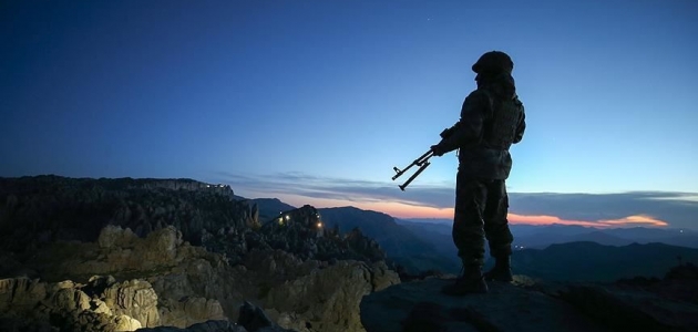Hakkari’de PKK’lı terörist teslim oldu