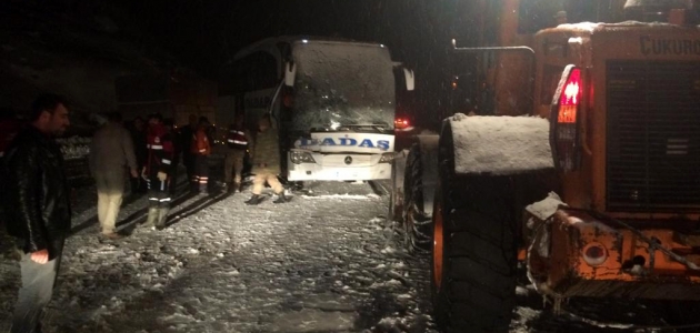 Yolcu otobüsü kepçeyle çarpıştı: 1 ölü