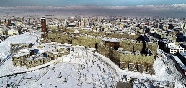 Kar yağışıyla beyaza bürünen Erzurum’da görsel şölen
