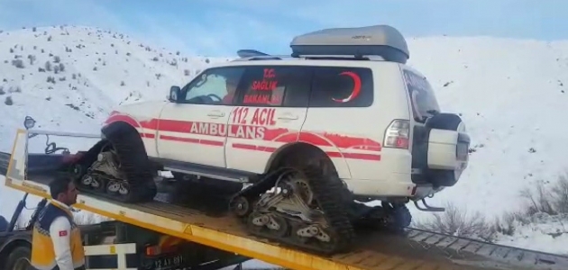 Kar nedeniyle mahsur kalan yaşlı kadın, paletli ambulansla hastaneye ulaştırıldı