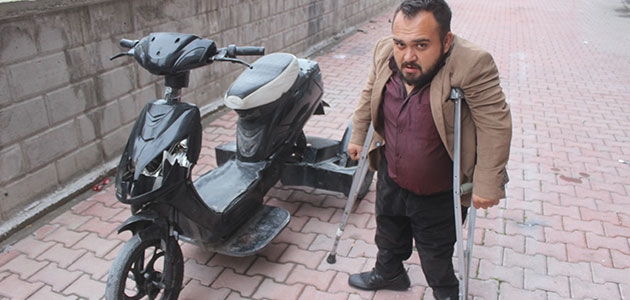 Yürüme engelli vatandaşın elektrikli bisikletini kırdılar