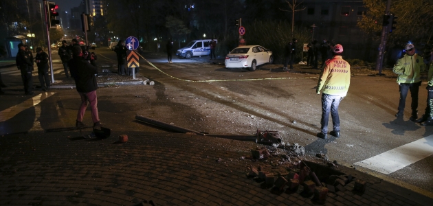 Başkentte bir otomobil polis aracına çarptı: 2’si polis 3 yaralı