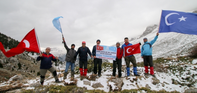 Konya’da dağcılar Doğu Türkistan’a destek için Küpe Dağı’na tırmandılar