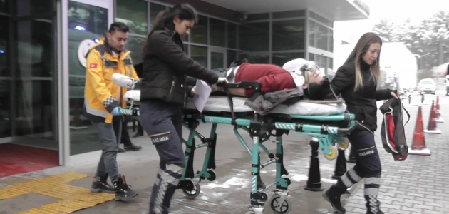 Konya’da bariyere çarpan otomobil takla attı: 3 yaralı