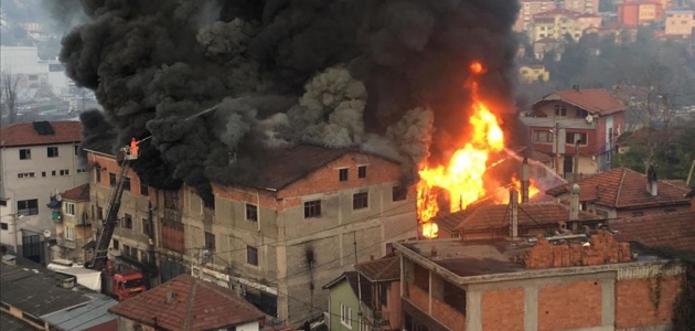 Zonguldak’ta mobilya imalathanesinde çıkan yangın söndürülmeye çalışılıyor