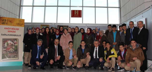 Konya’da şehit aileleri için düzenlenen sergiye öğrencilerden destek