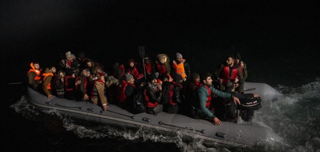 Botları su alan 37 düzensiz göçmeni Sahil Güvenlik kurtardı