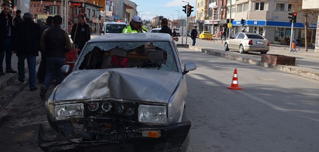 Konya’da ehliyetsiz sürücü “drift“ yaparken minibüse çarptı: 2 yaralı