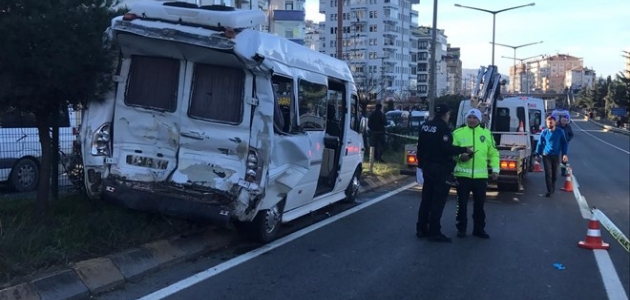 Yolcu minibüsü ile tır çarpıştı: 2 ölü, 19 yaralı