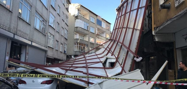 Beyoğlu’nda lodosun etkisiyle bir binanın çatısı uçtu