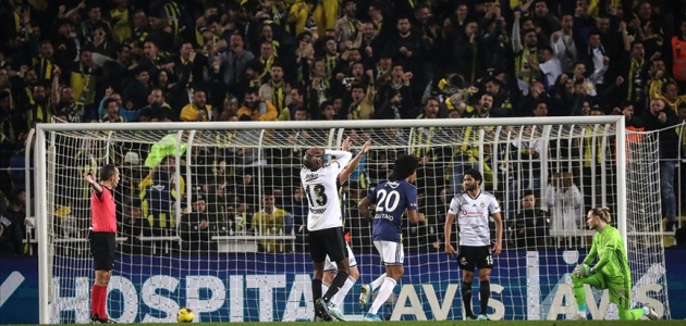Yılın son derbisinin galibi Fenerbahçe