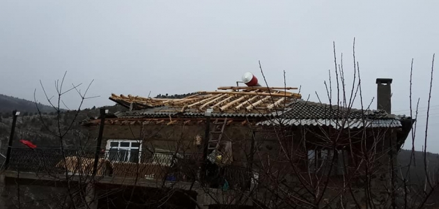 Konya’da şiddetli rüzgar evin çatısını uçurdu