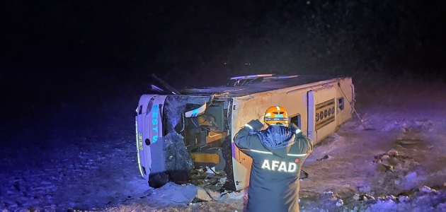 Yolcu otobüsünün devrilmesi soncu 23 kişi yaralandı