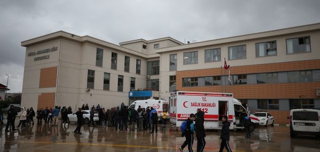Ağır kokudan etkilenen öğrenciler hastaneye kaldırıldı