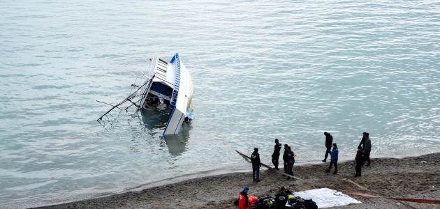 Van Gölü’nde alabora olan tekne gölden çıkarıldı