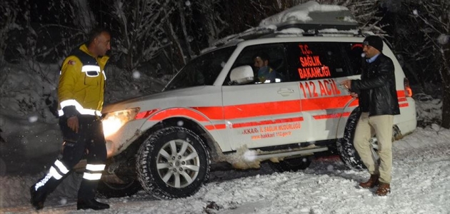 Yüksekova’da yolu kapanan köydeki hasta çocuk kurtarıldı