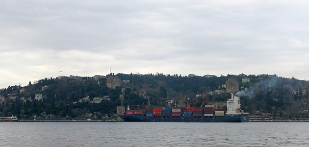 Yük gemisi İstanbul Boğazı’nda karaya oturdu