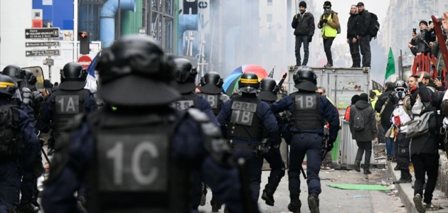 Fransa’da Macron karşıtları yeniden sokaklarda