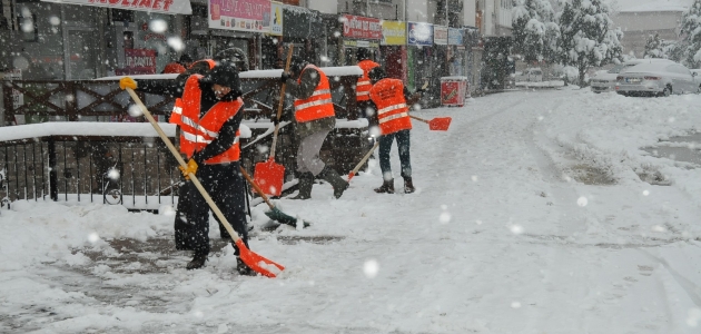 Akşehir’de kar temizliği çalışmaları aralıksız devam ediyor