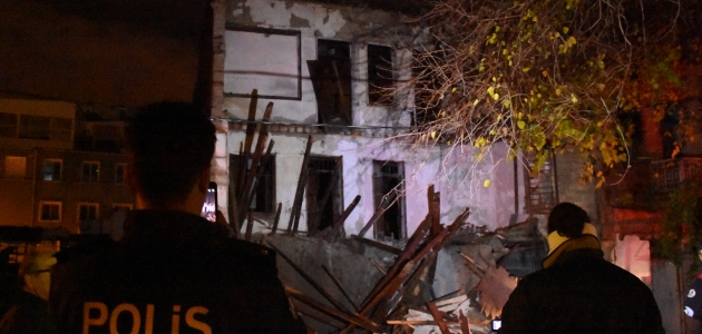 Adana’da metruk bina kısmen çöktü