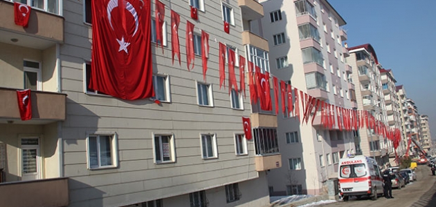 Şehidin Erzurum’daki evi Türk bayraklarıyla donatıldı